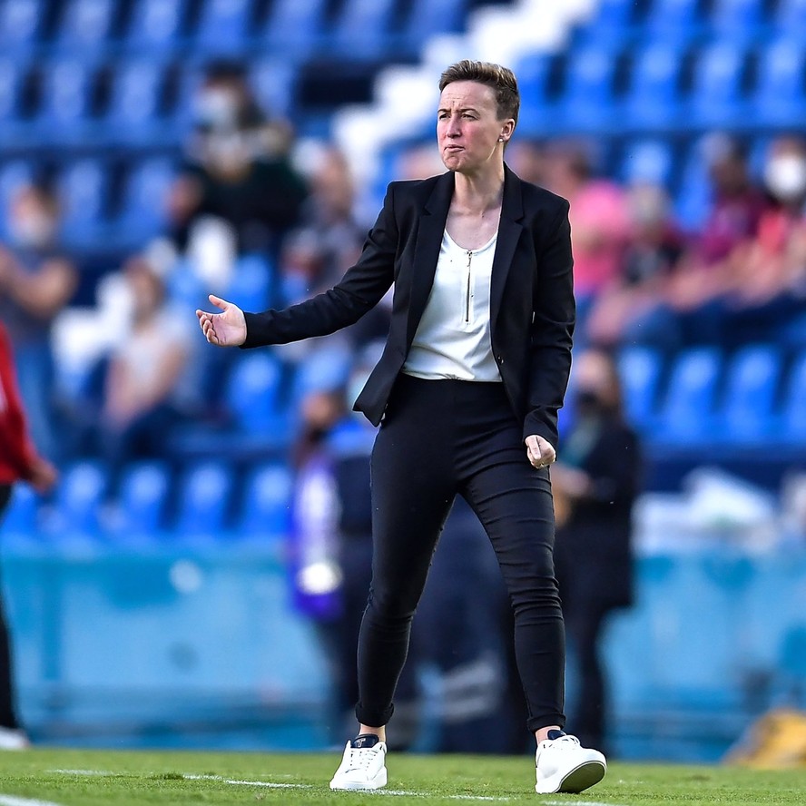 Técnica Bev Priestman se afasta do Canadá na estreia dos Jogos de Paris
