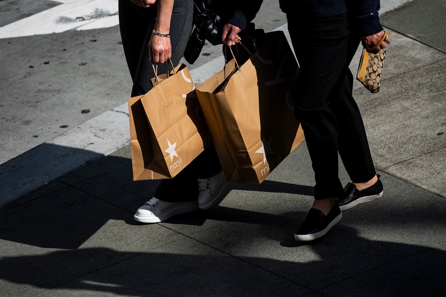 Compradores carregam sacolas da Macy's em São Francisco, em abril