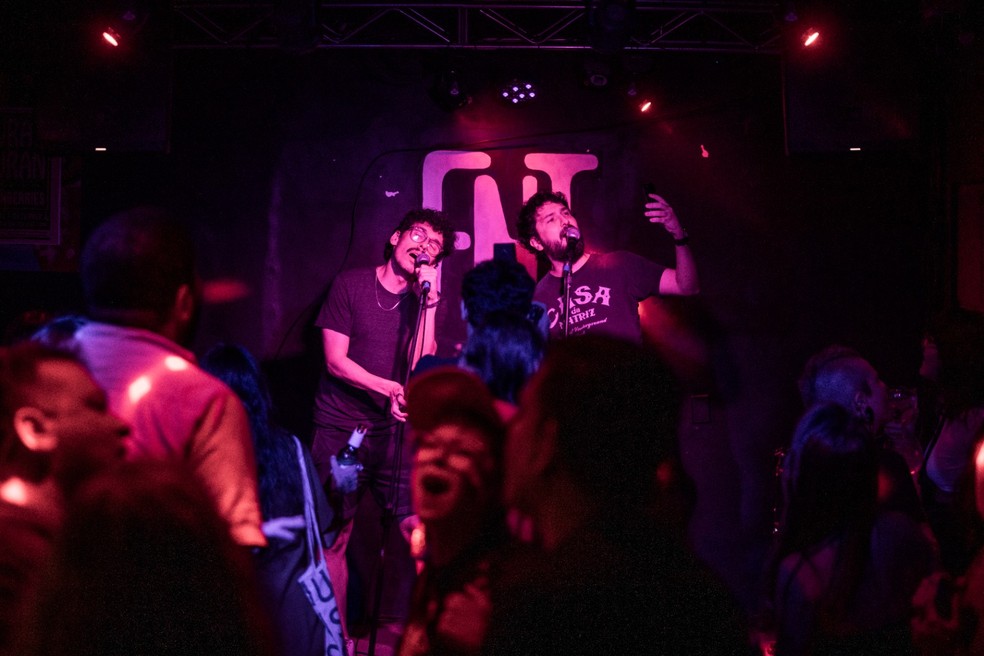 Alternativo. Karaokê Indie, que fez história na Casa da Matriz, agora acontece na Fonte — Foto: Guito Moreto / Agência O Globo