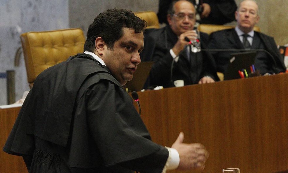 Luiz Fernando Pacheco, advogado de José Genoino, no julgamento do Mensalão — Foto: Agência O Globo / André Coelho