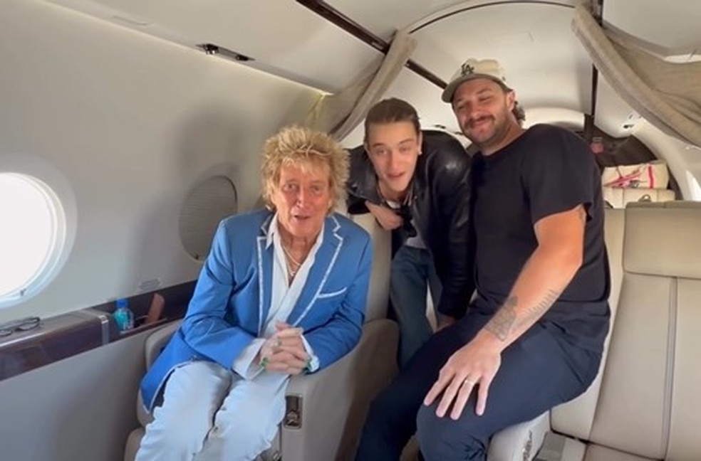 Rod Stewart embarca com os filhos no jatinho para ver a Escócia na Copa do Mundo — Foto: Reprodução / Instagram
