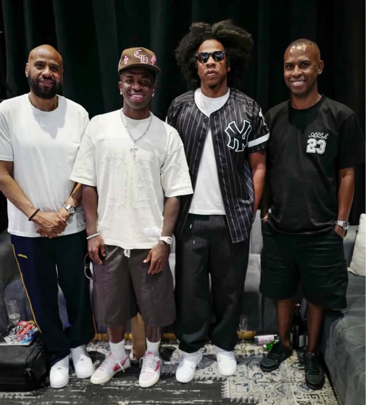 De folga, Vini Jr. recebe visita do astro Jay-Z, dono de agência