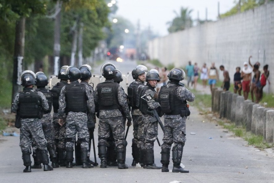 Número de policiais mortos no Brasil aumenta 30% em um ano