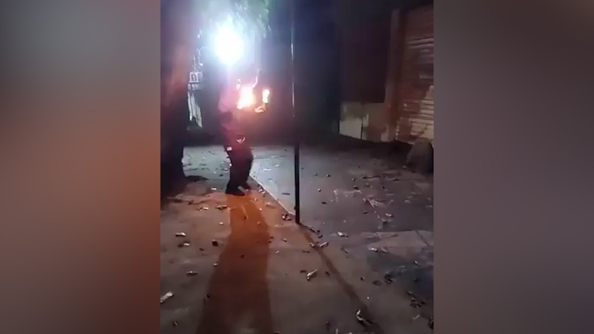 Adolescente lança artefato contra homem em situação de rua, em Jacarepaguá