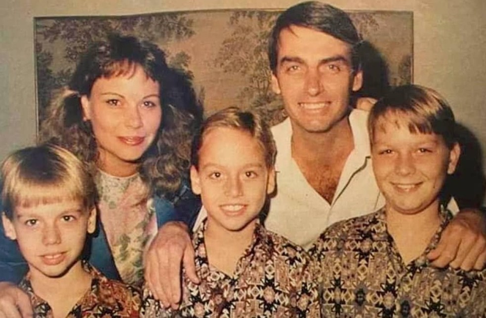 Na foto, Rogéria Bolsonaro está ao lado de Jair Bolsonaro e seus três filhos: Flávio, Carlos e Eduardo Bolsonaro, ainda jovens — Foto: Reprodução