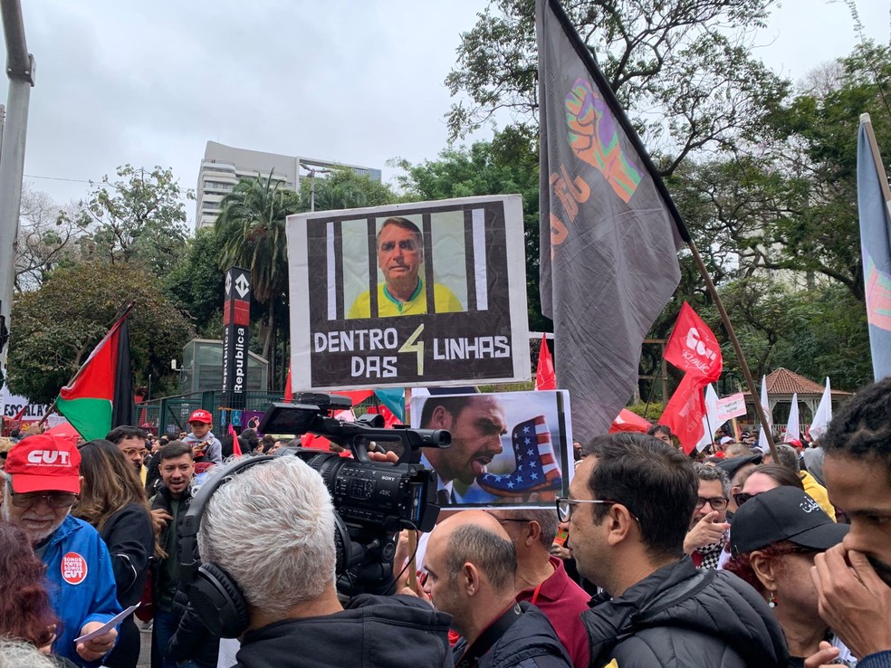 Cartaz em aluso ao ex-presidente Jair Bolsonaro em manifesto da esquerda na Praa da Repblica, centro de So Paulo - Foto: Matheus de Sousa
