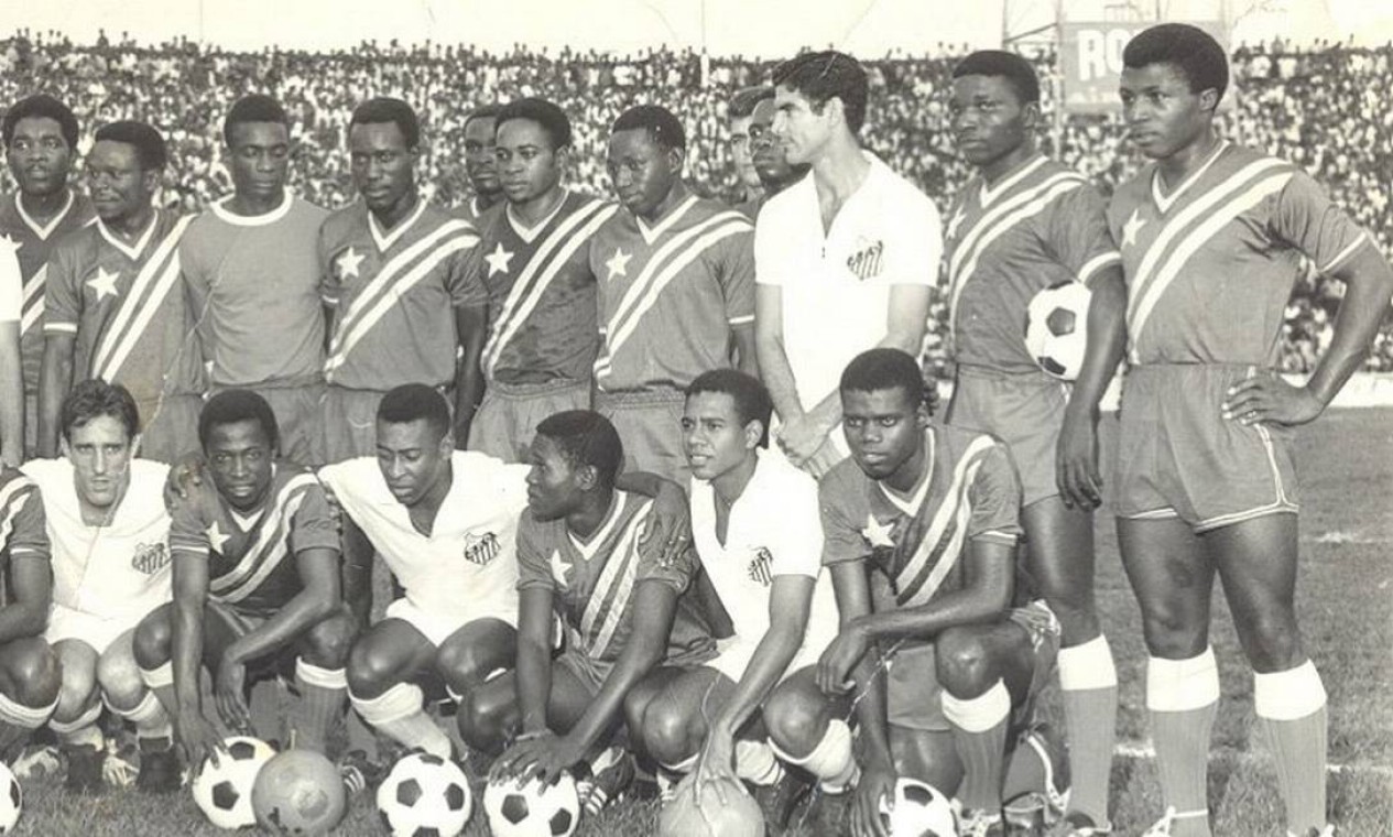 Pelé (agachado) posa com o Congo Brazzaville. A presença do time do Santos no Congo, em 1969, parou a guerra civil no país por três dias  — Foto: Arquivo