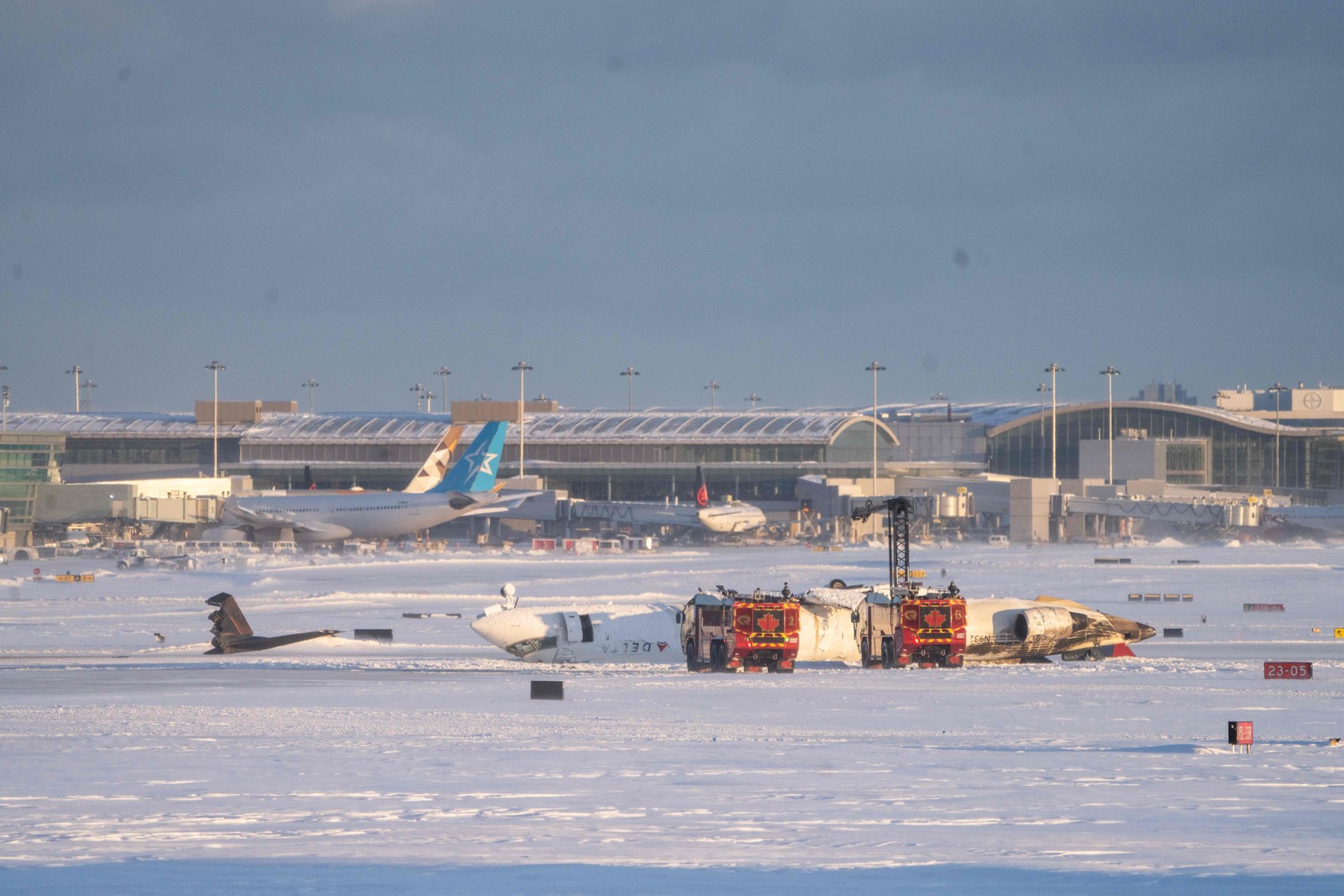 Avião da Delta Airlines capota após pouso forçado no Aeroporto Pearson de Toronto — Foto: Katherine KY Cheng / GETTY IMAGES NORTH AMERICA / Getty Images via AFP