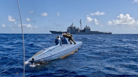 Navio de guerra americano intercepta narcossubmarino com 2,3 toneladas de cocaína, na Guiana