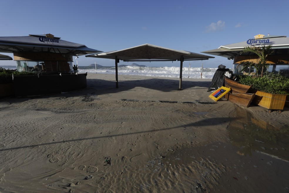 Ressaca mantém trecho da Avenida Delfim Moreira, no Leblon, interditado; alerta vai até a noite de quinta-feira — Foto: Gabriel de Paiva / Agência O Globo