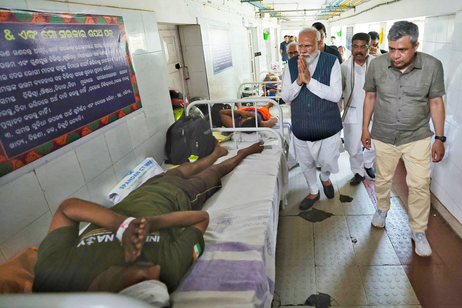 O primeiro-ministro da Índia, Narendra Modi, visita um hospital para encontrar as vítimas do acidente — Foto: AFP