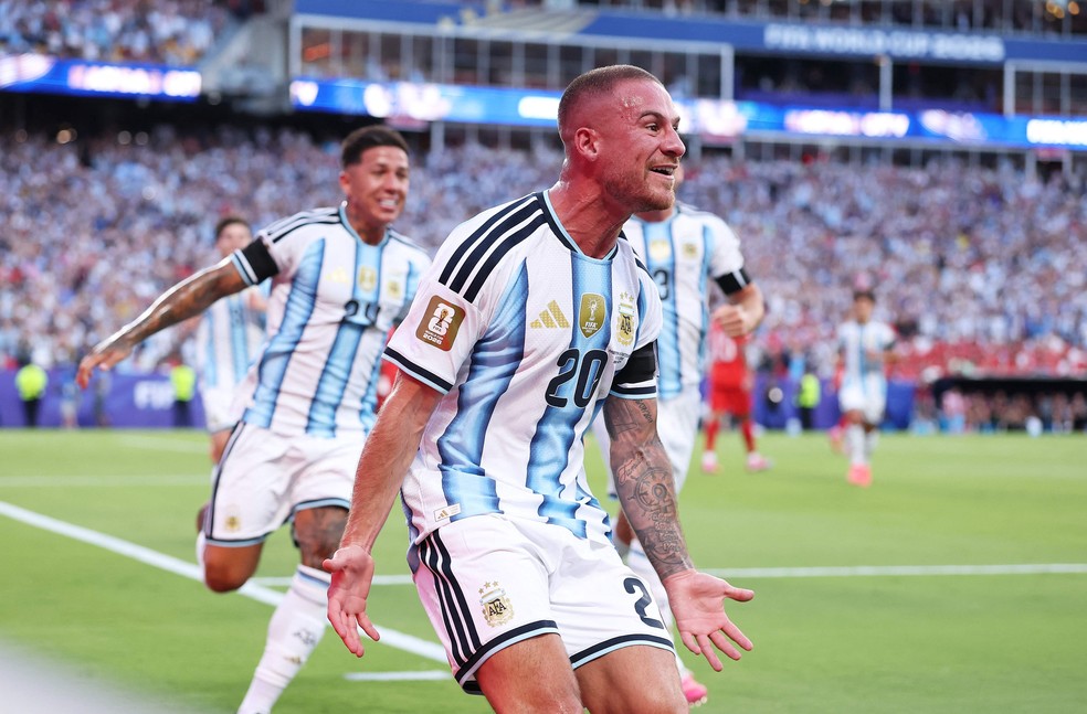 Alexis Mac Allister celebra gol contra Suíça aos 9 minutos de jogo — Foto: Kevin C. Cox/Getty Images via AFP