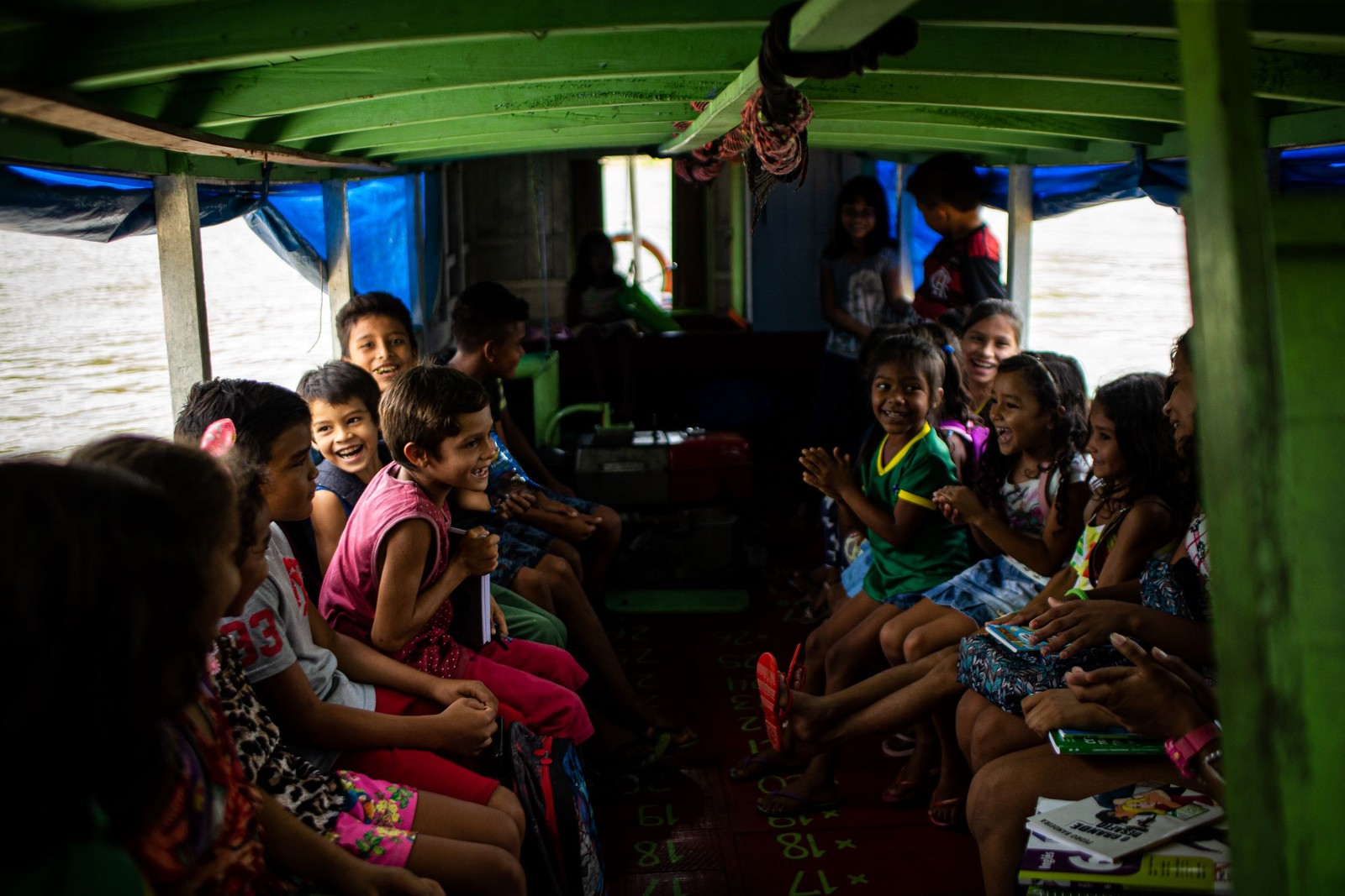Catraio é o meio de transporte mais comum e faz a função do ônibus escolar  — Foto: Hermes de Paula