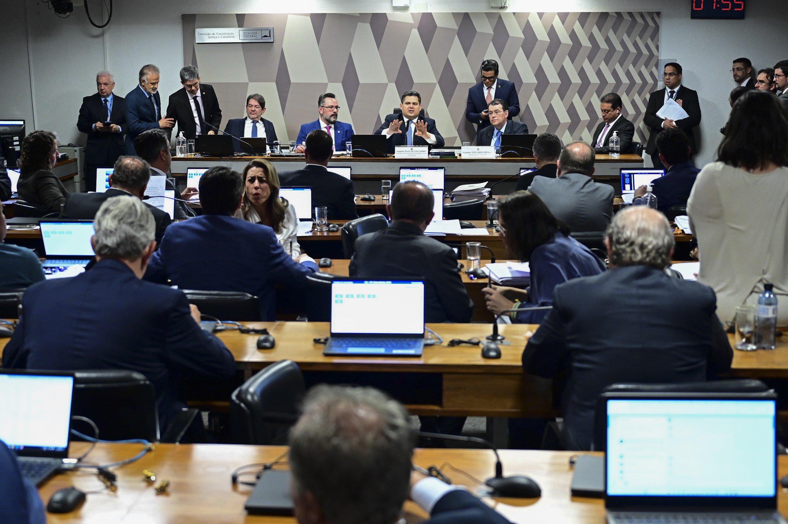 Oposição articula e tenta levar PEC do fim da 6x1 a outras comissões antes da votação do relatório - QTU Questões do Universo