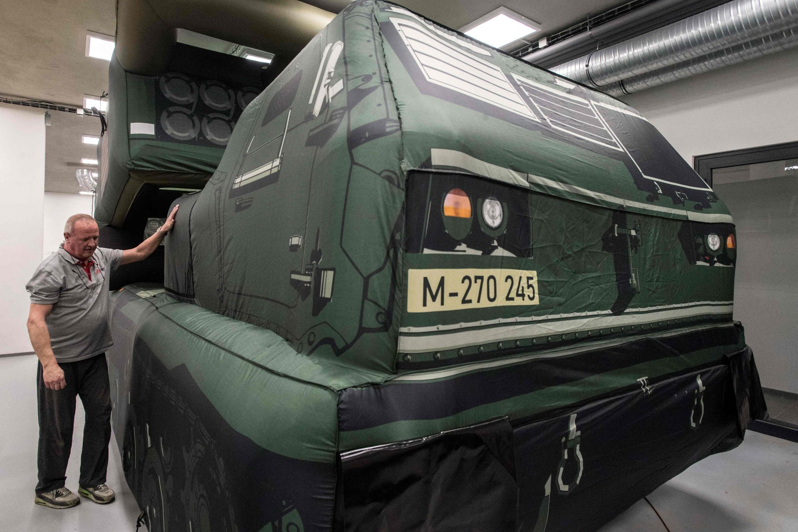 Empresa tcheca que produz armamentos infláveis disse percebeu aumento na demanda desde o início da invasão russa da Ucrânia — Foto: Michal Cizek / AFP