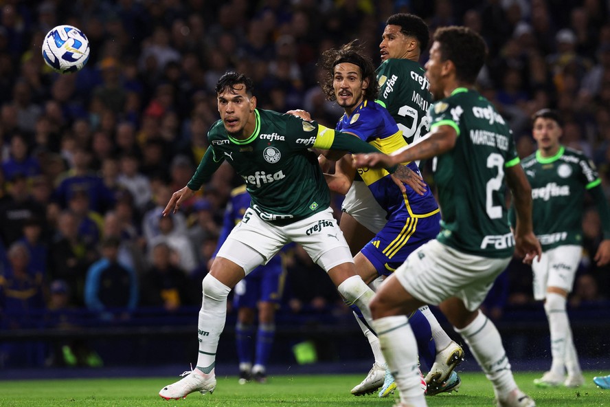 Cavani e Gustavo Gómez disputam bola aérea em Boca Juniors 0x0 Palmeiras