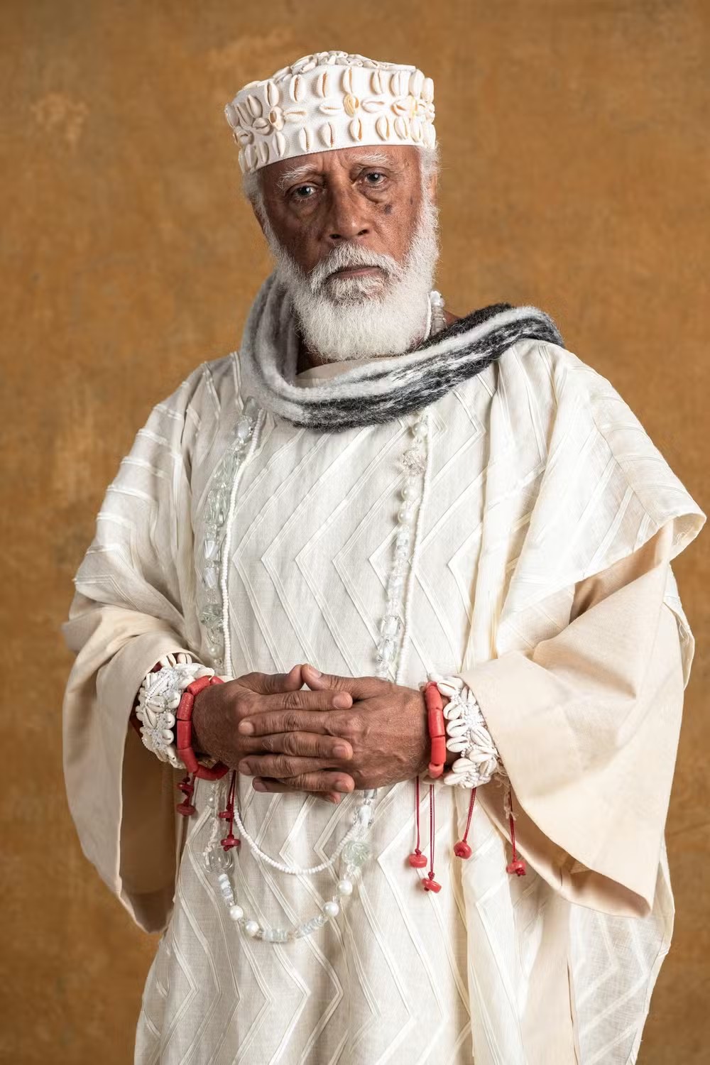 Chinua (Hilton Cobra) é conselheiro do rei Cayman II (Welket Bungué), mas permanece no cargo após o golpe de Estado em Batanga — Foto: TV Globo/Estevam Avellar