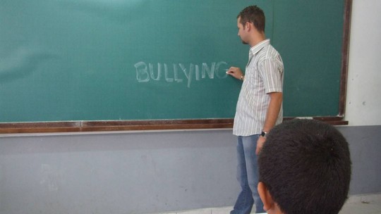 Quatro adolescentes são condenados na França por bullying contra estudante gay que se suicidou