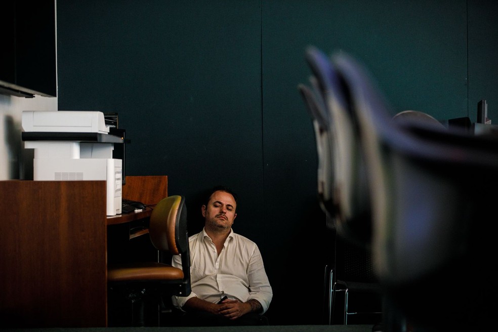 Glauber Braga sleeps on the House floor after promising a hunger strike — Photo: Brenno Carvalho/O Globo