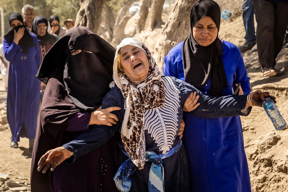Uma moradora da vila se desespera ao saber da morte de parentes, em Tafeghaghte — Foto: Fadel Senna/AFP