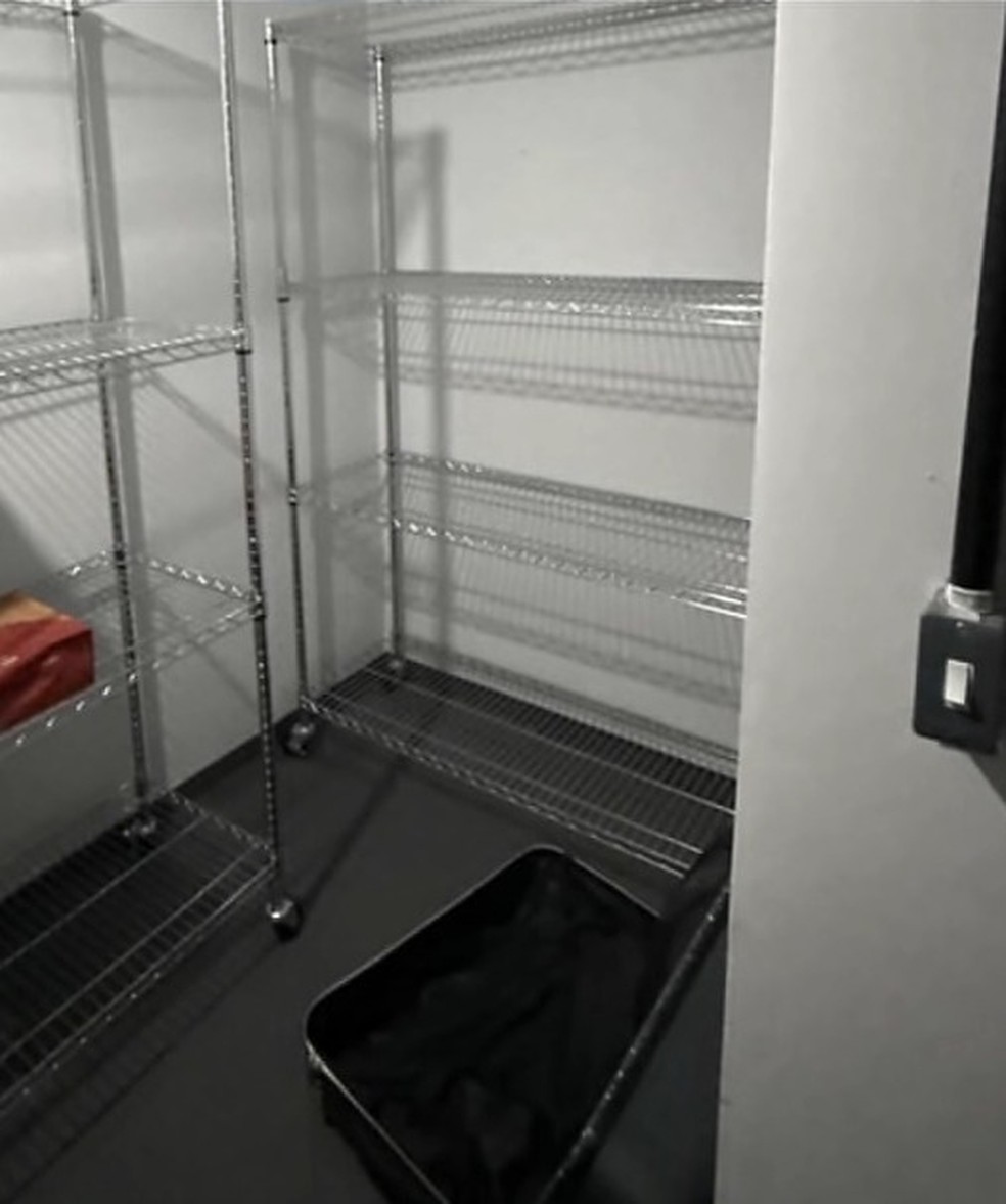 Estante e mala vazia dentro da sala encontrada pela PF — Foto: Reprodução / Jornal Nacional