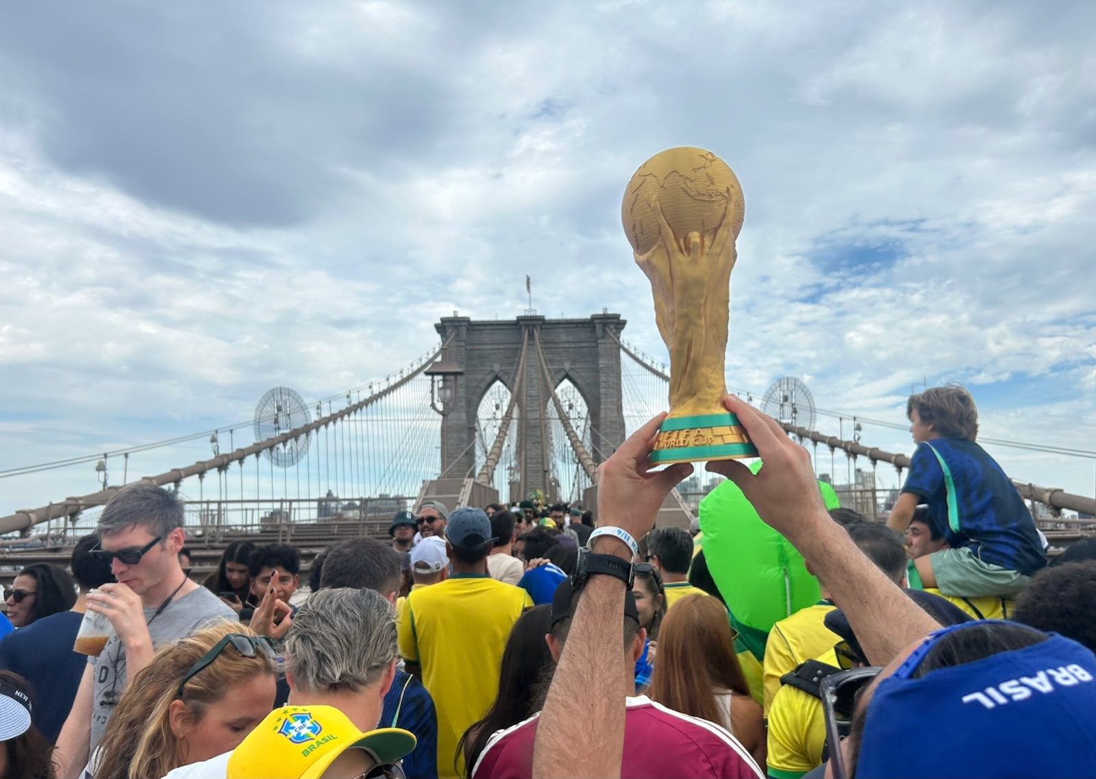 Torcida brasileira lota a Ponte do Brooklyn, em Nova York, após a estreia da seleção brasileira na Copa