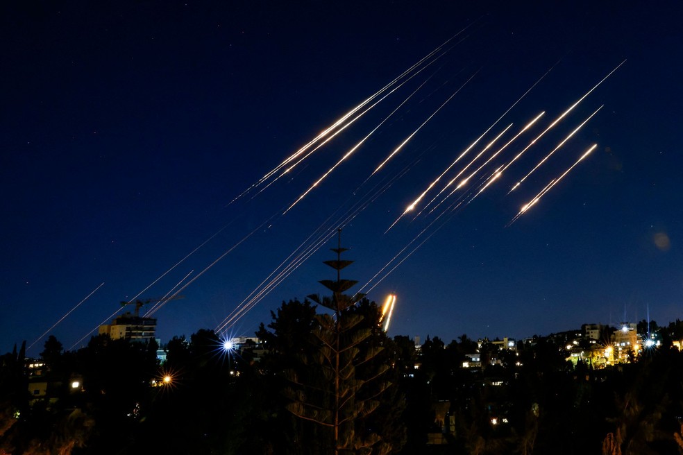 Missiles fired from Iran are photographed in the night sky above Jerusalem on June 14, 2025 — Photo: Menahem Kahana / AFP