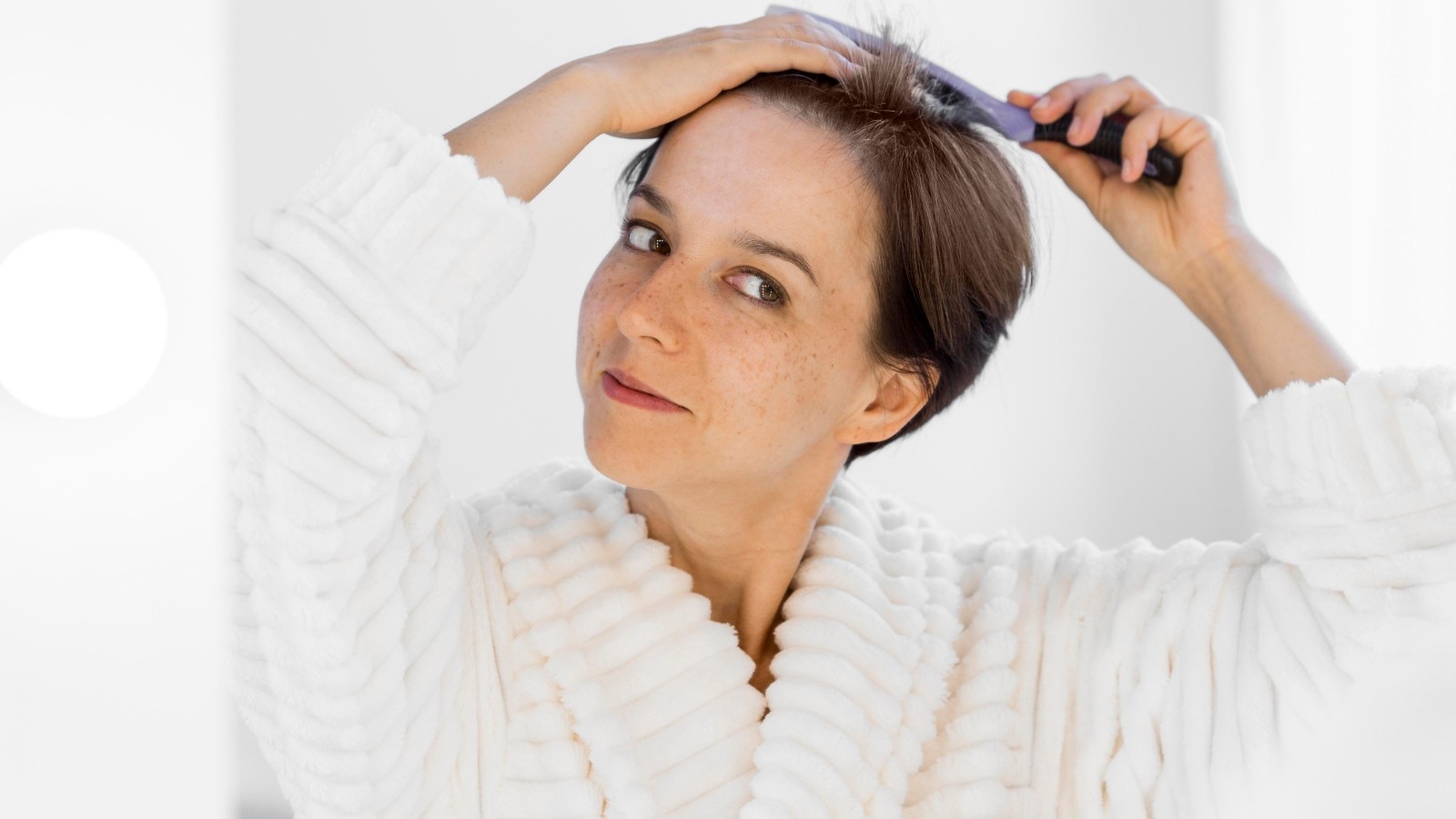 Saiba qual hábito diário pode deixar o cabelo branco mais aparente