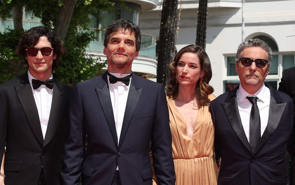 "O agente secreto": Gabriel Leone, Wagner Moura, Emilie Lesclaux e Kleber Mendonca Filho no Festival de Cannes de 2025 — Foto: Valery HACHE / AFP