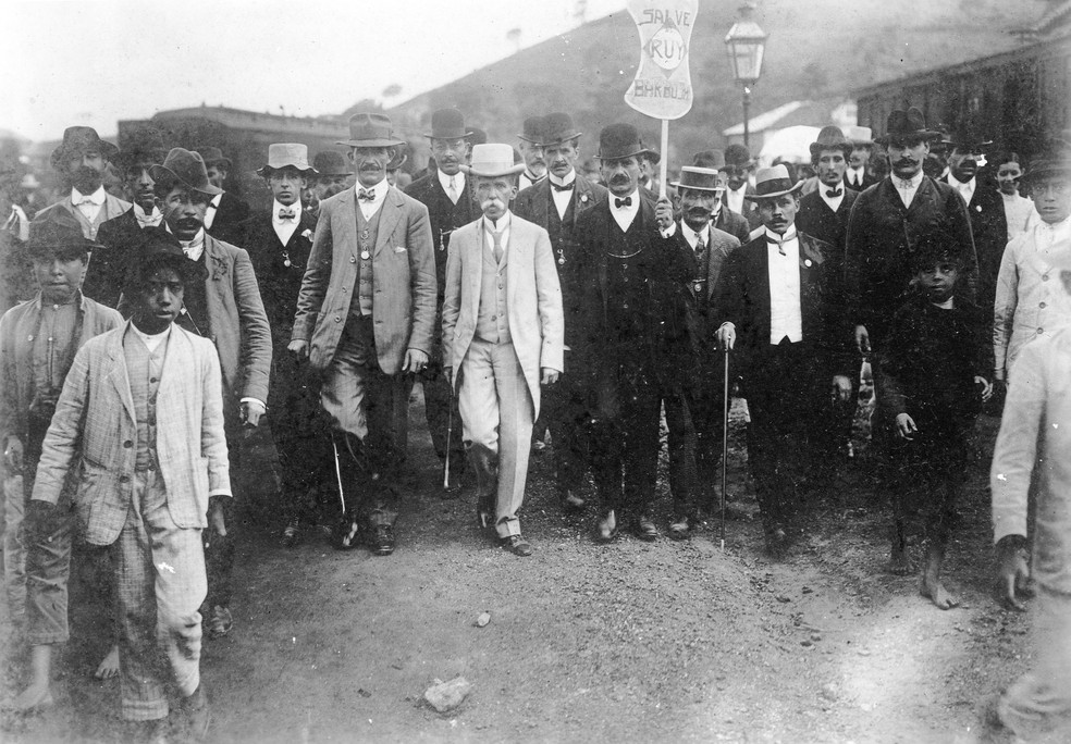 Rui Barbosa (no centro) em Queluz (MG), durante a Campanha Civilista, em 1910 — Foto: imagens da Fundação Casa de Rui Barbosa/Arquivo Rui Barbosa