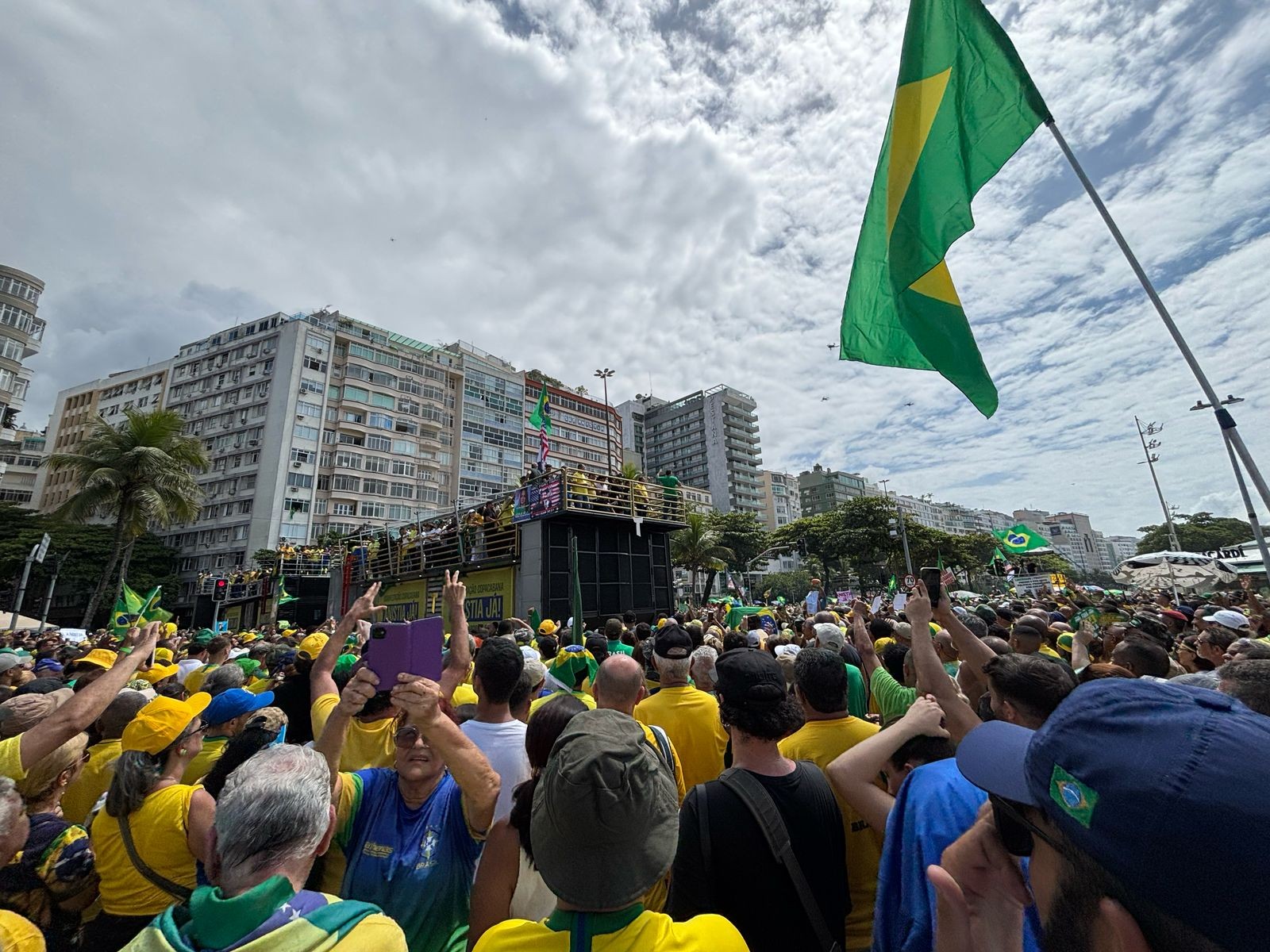 Apoiadores de Bolsonaro na Avenida Atlântica, em Copacabana, no Rio — Foto: Alexandre Cassiano/Agiencia O Globo