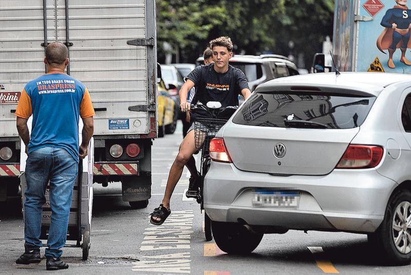 Variedade de ciclovias e irregularidades em série desafiam ciclistas, pedestres e motoristas; entenda