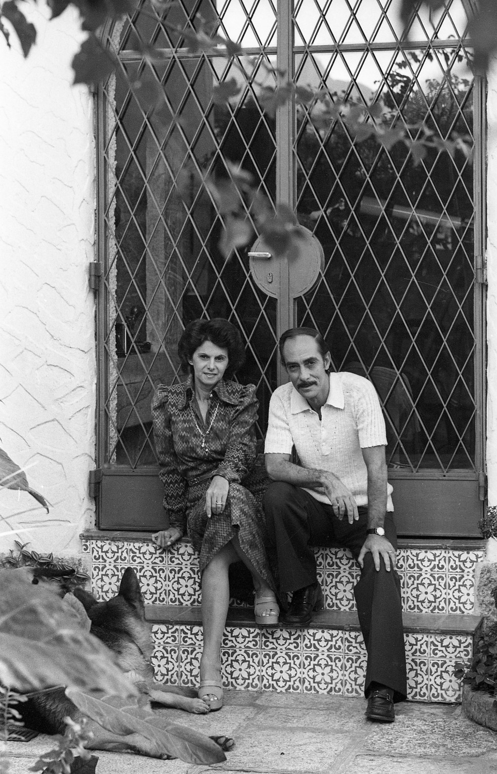 Janete Clair e o marido, Dias Gomes, em 1974 — Foto: Antonio Nery / Agência O Globo
