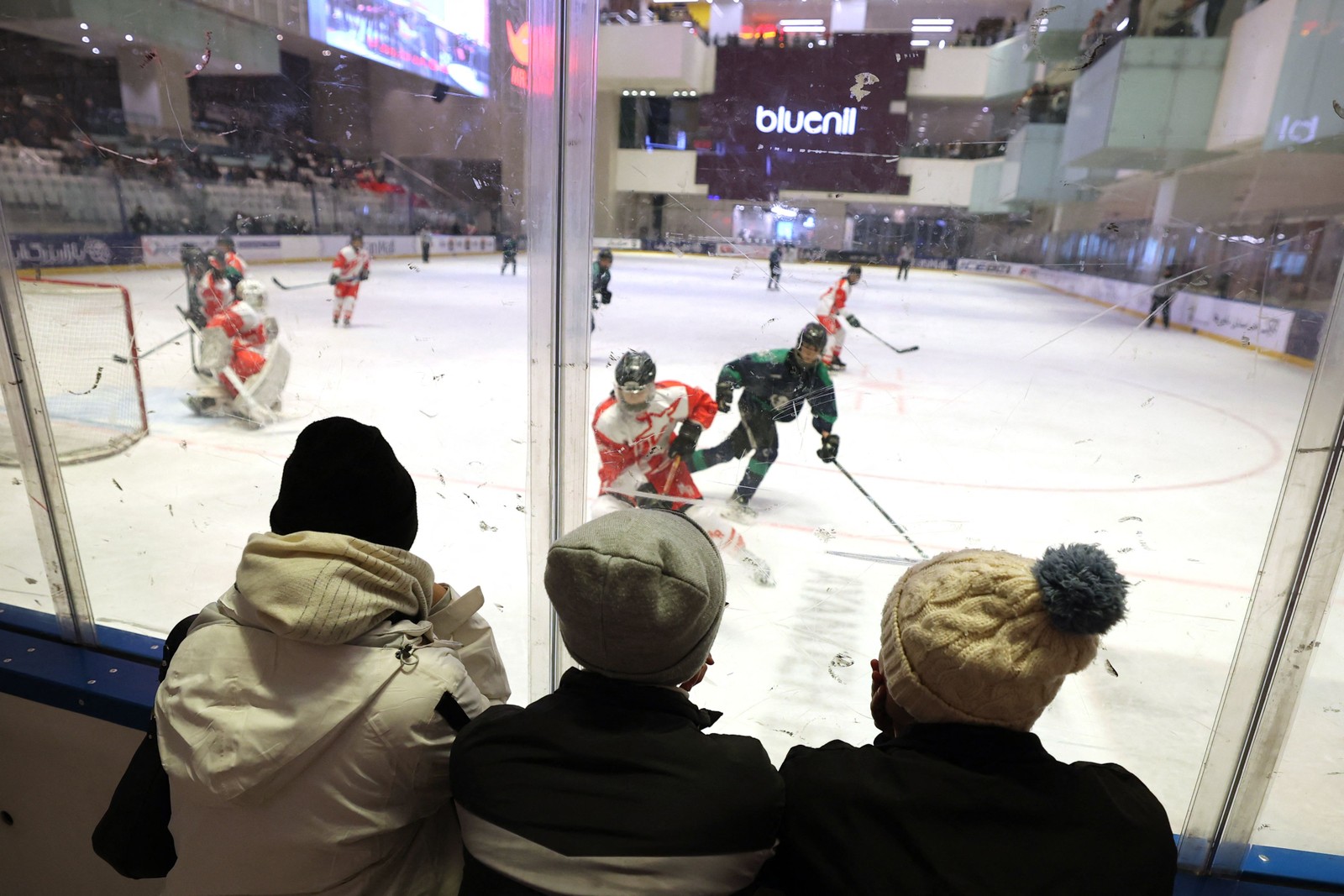 Título de campeão da Ásia, conquistado no ano passado pela seleção nacional feminina, impulsionou sua popularidade — Foto: Atta Kenare/AFP