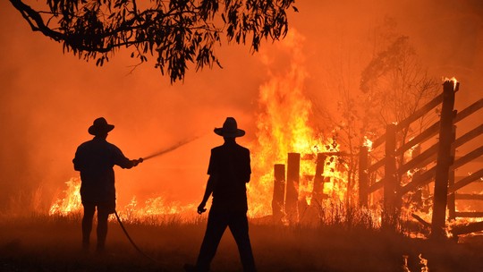 Austrália apela a moradores que busquem abrigo contra incêndios florestais: 'Tarde demais para deixar a área'