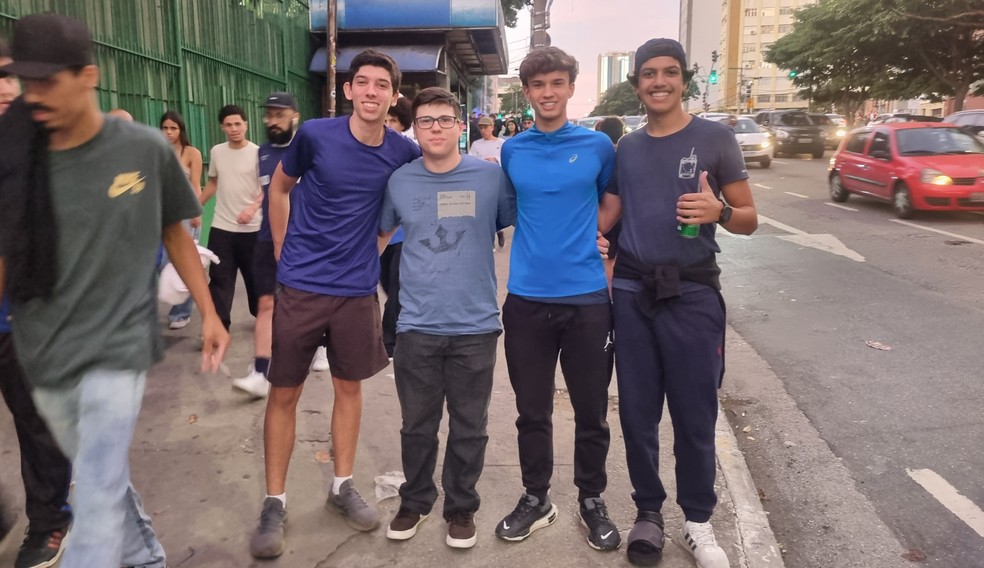 Amigos que usaram azul por não terem uniforme do Dendele FC. Da direita para esquerda: Samuel Neto, de 16 anos; Felipe Mendes, 16; João Marcos, 19; Eduardo Arruda, 18 — Foto: Arthur Falcão