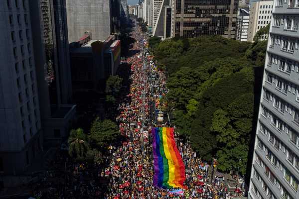 Vista aérea da 28ª Parada do Orgulho Gay de São Paulo, Brasil, tirada em 2 de junho de 2024.
