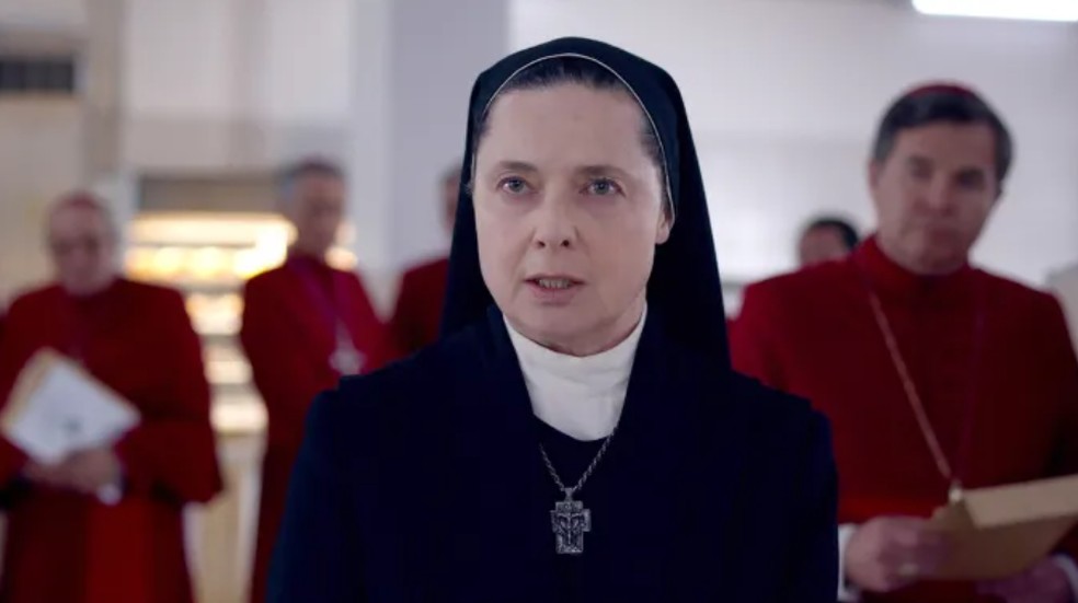Ralph Fiennes conta como foi viver cardeal em 'Conclave': 'Ajudou muito eu  ter sido criado por mãe católica'