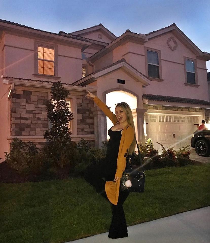 Atriz Larissa Manoela na frente de sua mansão em Orlando — Foto: Reprodução