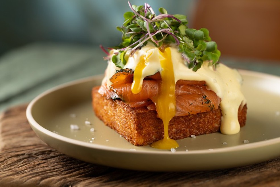 Guimas Bar: salmon gravlax benedict with hollandaise sauce — Foto: Rodrigo Azevedo