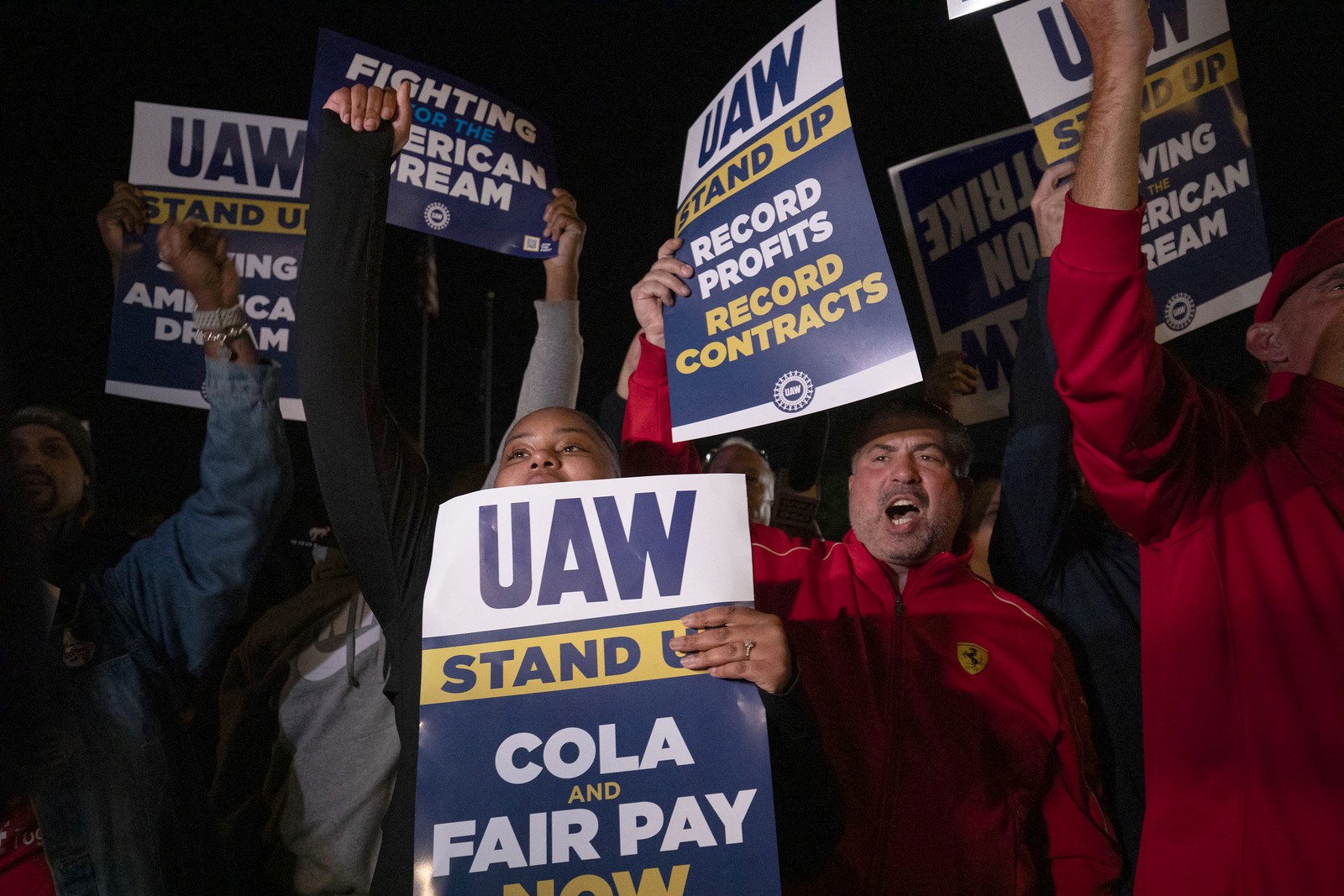 Trabalhadores comemoram o anúncio da greve na fábrica de montagem da Ford, em Michigan — Foto: BILL PUGLIANO / Getty Images via AFP