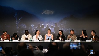 O júri do Festival de Cannes, com a presidente, a diretora Greta Gerwig ao centro — Foto: AFP