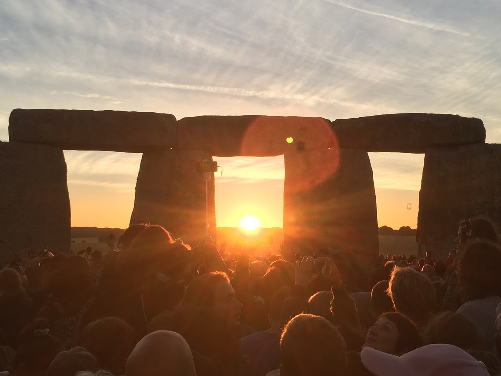 Turistas observam pôr do sol em Stonehenge no dia de solstício de inverno — Foto: "Antiquity"/divulgação