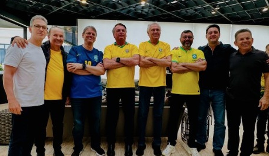 Bolsonaro com Tarcísio de Freitas e outros seis governadores antes de ato pela anistia na Avenida Paulista