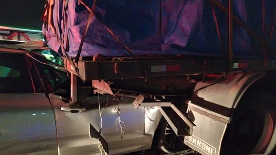 Motorista morre após carro parar embaixo de caminhão em acidente na BR-101