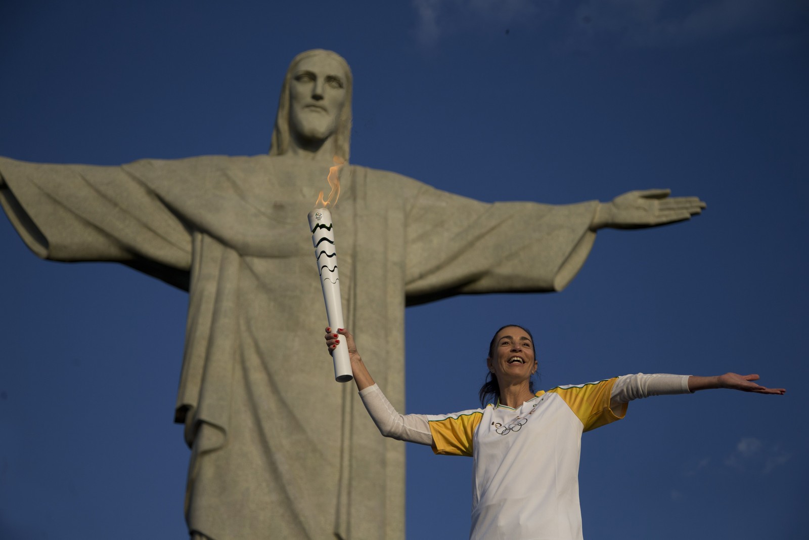Isabel com a tocha olímpica antes dos jogos da Rio-2016 — Foto: Marcia Foletto