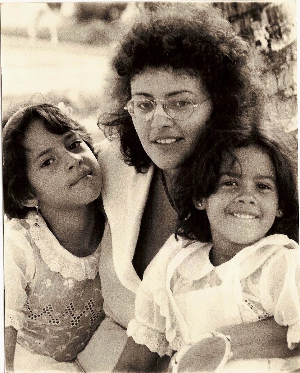 Leila (ao centro), com as filhas Isadora e Maeve em 1984, em Belém (PA) — Foto: Divulgação/Leila Jinkings