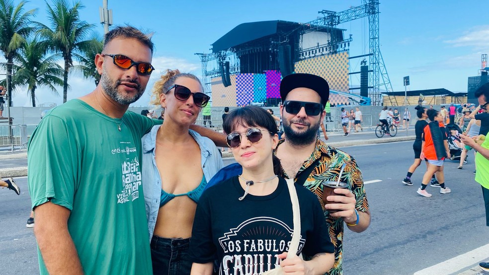 Jesica Giacobbe (camisa preta), o namorado Joel Vargas (de boné); e o casal de amigos Sabrina Pintos e Martín Benavidez — Foto: João Vitor Costa / Agência O Globo