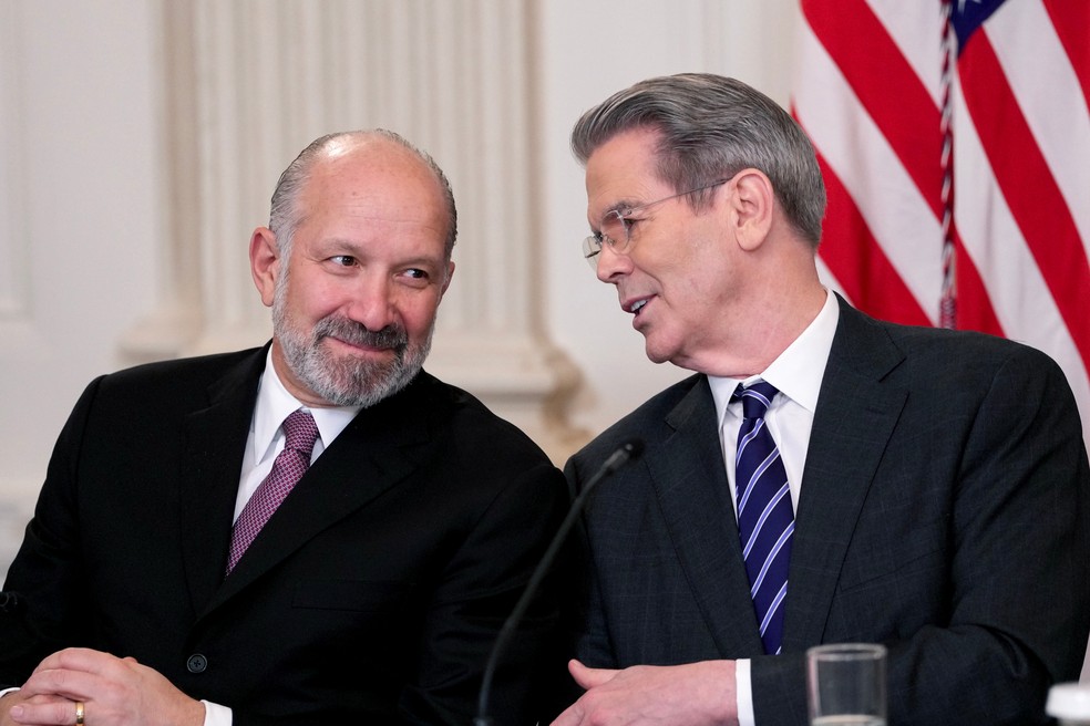 Lutnick, à esquerda, e Bessent na Casa Branca em 7 de março — Foto: Chris Kleponis/CNP/Bloomberg
