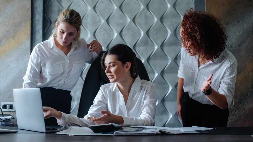 Dia do chefe: mulheres ocupam 32,2% dos cargos de liderança no Brasil, mas ainda enfrentam julgamentos sobre autoridade